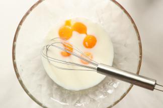 3.	（准备工作：蛋黄与蛋清需分离）倒入蛋黄中，搅拌均匀。