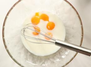 3.	（准备工作：蛋黄与蛋清需分离）倒入蛋黄中，搅拌均匀。