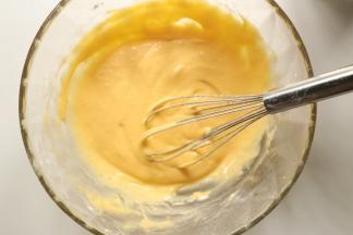 5.	继续搅拌成光滑的蛋黄糊。