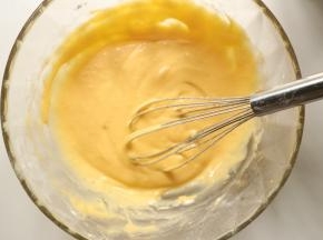 5.	继续搅拌成光滑的蛋黄糊。