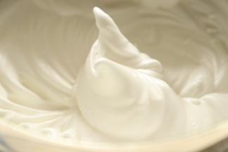 6.	蛋清一次性加入白沙糖打发至小小弯勾角的状态。