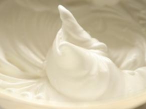 6.	蛋清一次性加入白沙糖打发至小小弯勾角的状态。