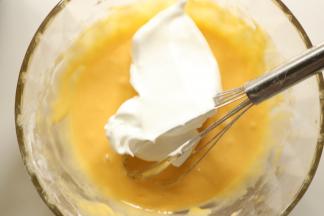 7.	取三分之一拌入蛋黄糊中。