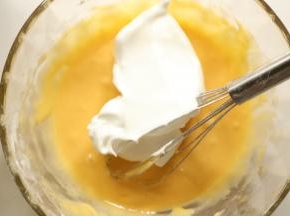 7.	取三分之一拌入蛋黄糊中。