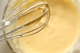 8.	搅拌均匀的蛋黄糊，可以左右，右左，上下的搅拌，均匀即可，不易多拌，以免出筋。