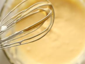 8.	搅拌均匀的蛋黄糊，可以左右，右左，上下的搅拌，均匀即可，不易多拌，以免出筋。