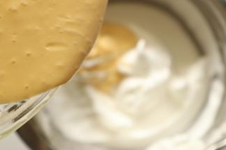 9.	蛋黄糊倒入蛋清中，