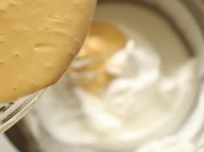 9.	蛋黄糊倒入蛋清中，