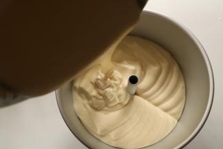 11.	拌好的面糊呈现飘带状，倒入学厨 玫瑰金7寸芭比娃娃立体公主裙蛋糕模具中。