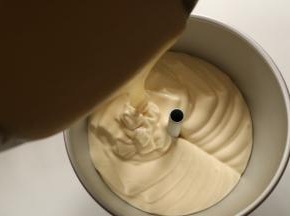 11.	拌好的面糊呈现飘带状，倒入学厨 玫瑰金7寸芭比娃娃立体公主裙蛋糕模具中。