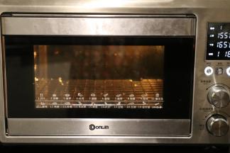 12.	烤箱预热，上火155下火165，我是东菱38升的烤箱，温度会偏高一些，所以度数选用比一般烤箱略低一些属于正常范围。（温度还得根据自家烤箱温差适当调整）