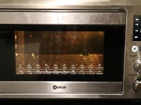 12.	烤箱预热，上火155下火165，我是东菱38升的烤箱，温度会偏高一些，所以度数选用比一般烤箱略低一些属于正常范围。（温度还得根据自家烤箱温差适当调整）