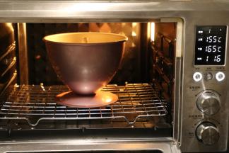 13.	放底最低层，我选用80分钟，最后烤了60分钟就出炉了，因为快顶到烤箱上面发热管，用牙签扎进蛋糕内并没有湿润状态，60分钟已证明时间足够。