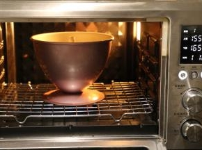 13.	放底最低层，我选用80分钟，最后烤了60分钟就出炉了，因为快顶到烤箱上面发热管，用牙签扎进蛋糕内并没有湿润状态，60分钟已证明时间足够。