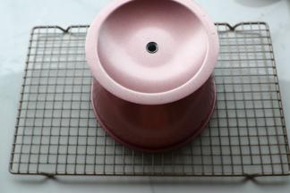 14.	出炉后一定要记得倒扣凉透后徒手脱模，