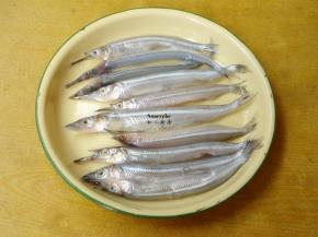 池鱼去内脏、去长嘴、洗净，沥干水；