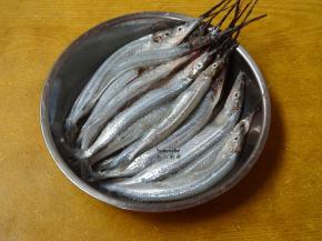 盐、白酒腌制10分钟，再用清水冲洗干净；