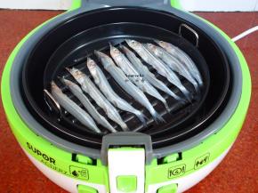 空气翻炸锅炸篮上涂抹一层油，把池鱼放入；