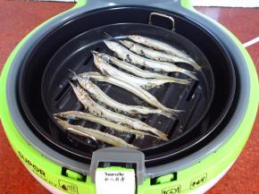 表面微黄，翻转；