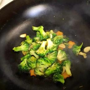 7、	加入蚝油和酱油翻炒均匀，加盐半勺调味即可