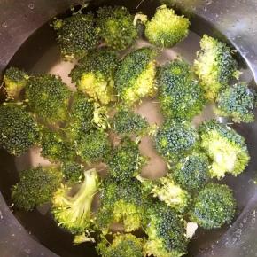 1、	将西兰花去除根部，用手将花朵掰小朵，放入倒入半勺子盐的水中浸泡10分钟后冲洗干净