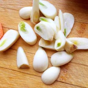 2、	大蒜去皮洗净切片