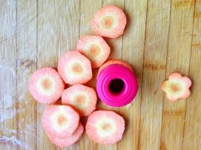 3、	胡萝卜洗净去皮切成小圆块，再用花形模具压成花形