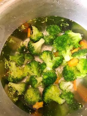 5、	水开后，将西兰花在沸水中焯一分钟至水再次煮开，捞出过凉水