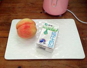 准备好纯牛奶，桃子洗净，去皮。