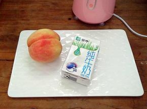 准备好纯牛奶，桃子洗净，去皮。