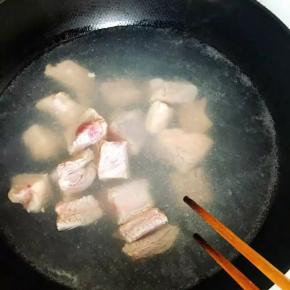 2、锅中烧开水倒入排骨汆烫变色后捞出沥干水分