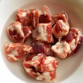 1、排骨放入温水中洗干净