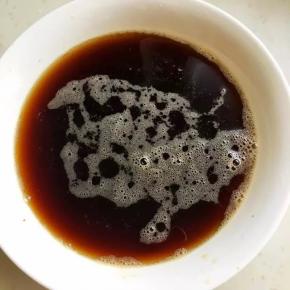 3、将料酒、酱油、糖、醋、清水倒入一个碗中拌匀