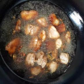 6、倒入调好的汤汁，大火烧开转小火炖煮至汤汁浓稠即可