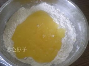 面粉、苏打粉、泡打粉一起过筛、蛋液、糖、油、倒进来