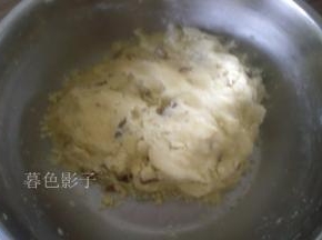 保鲜膜包成面团松弛10分钟