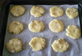 烤盘铺油纸、用手团成小面团、烤盘铺油纸、按成扁圆形
