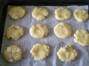 烤盘铺油纸、用手团成小面团、烤盘铺油纸、按成扁圆形