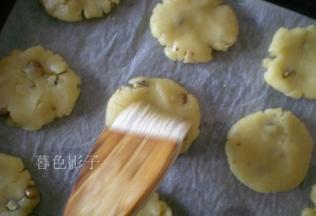 用事先留的蛋液、把每个面胚都刷上蛋液、