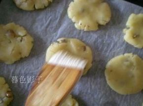 用事先留的蛋液、把每个面胚都刷上蛋液、