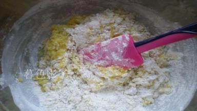 用刮刀轻轻的拌下、