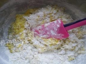 用刮刀轻轻的拌下、