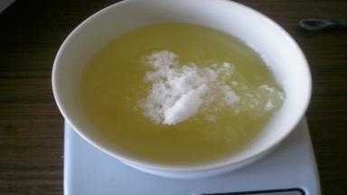 植物油、绵白糖、鸡蛋打散（预留一些刷点心）用手动打蛋器混合均匀