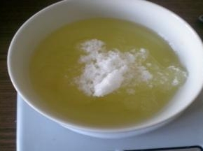 植物油、绵白糖、鸡蛋打散（预留一些刷点心）用手动打蛋器混合均匀