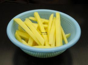 土豆切厚条，浸泡5分钟，捞出，沥干水；