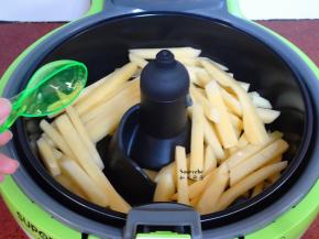 把土豆条放入炸锅，加入少许油；