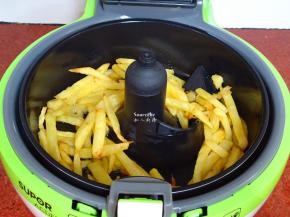 烹饪结束，开盖，撒上盐，拌均即可；