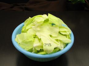 新鲜包菜手撕成块，盐水浸泡3分钟，捞出沥干水