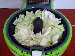 把包菜均匀放在空气翻炸锅；