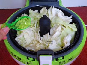 均匀的撒上油；